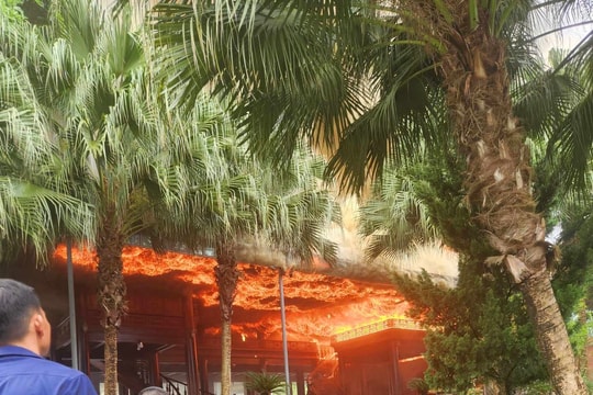 Nhà sàn 'khủng' ở huyện miền núi Nghệ An bốc cháy dữ dội