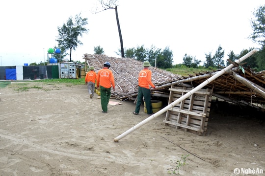 Một số ki ốt ở Cửa Lò bị gió đánh sập