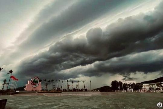 Bầu trời Nghệ An xám xịt, mây đen cuồn cuộn trước giờ bão số 3 đổ bộ