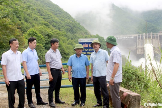 Ứng phó bão số 3: Phó Chủ tịch UBND tỉnh Nghệ An Nguyễn Văn Đệ kiểm tra tại huyện Kỳ Sơn, Tương Dương