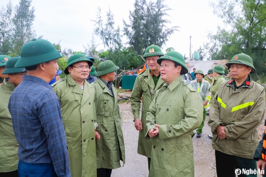 Chủ tịch UBND tỉnh Nghệ An Nguyễn Đức Trung kiểm tra, chỉ đạo công tác ứng phó với bão số 3