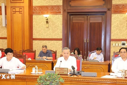 Khẩn trương hoàn thiện báo cáo phát triển KT-XH trình Hội nghị BCH Trung ương