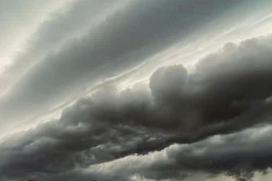 Bầu trời Nghệ An mây đen cuồn cuộn trước bão số 3