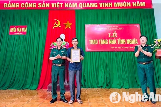 Trao 160 triệu đồng hỗ trợ xây dựng 2 nhà tình nghĩa tại Nghĩa Đàn