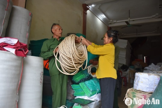 Người dân Nghệ An mua sắm những vật dụng đề phòng sự cố mùa mưa bão