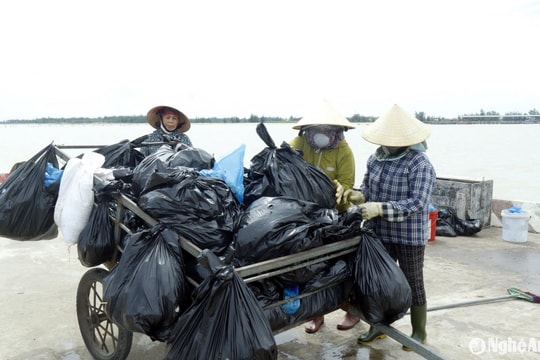 Chuyện về những người nhặt rác trên biển