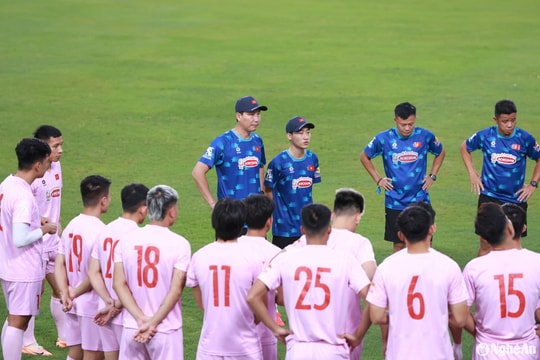 Tuyển Việt Nam gấp rút tập luyện sau bão số 3, chờ đấu với Thái Lan
