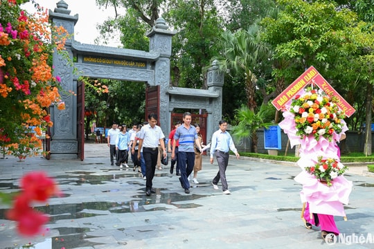 Báo Pasaxon dâng hương, dâng hoa tưởng niệm Chủ tịch Hồ Chí Minh