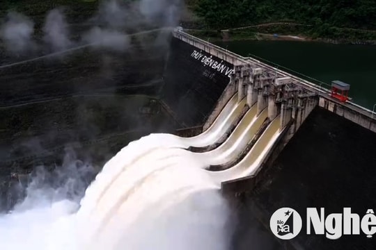 Thủy điện Bản Vẽ mở 6 cửa xả lũ