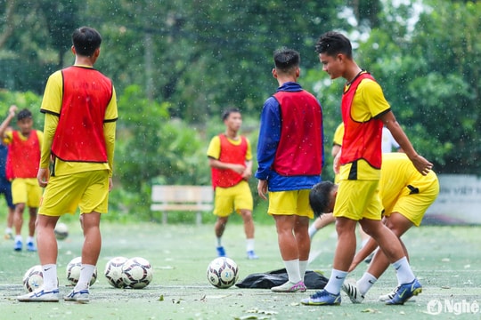 U15 Sông Lam Nghệ An đội mưa tập luyện, sẵn sàng cho trận Tứ kết
