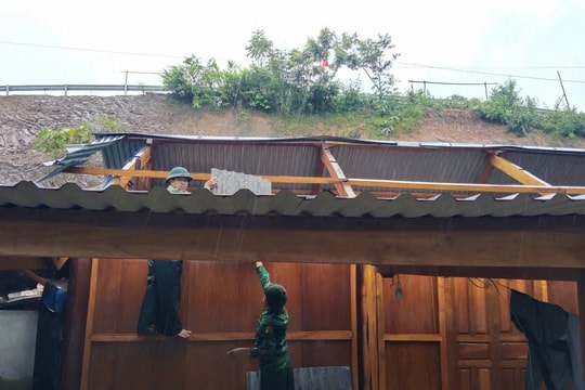 Bộ đội Biên phòng Nghệ An giúp dân khắc phục hậu quả giông lốc