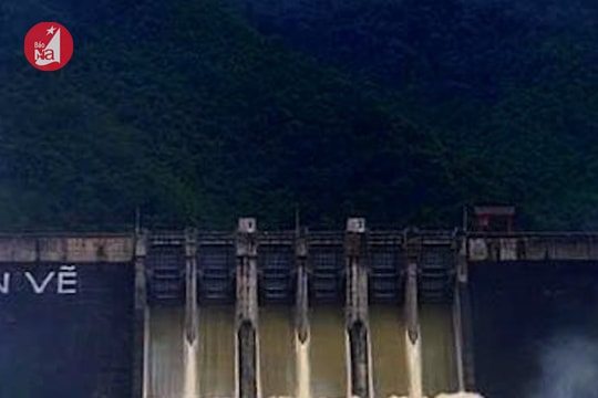 Xả lũ 6 cửa hồ chứa Thủy điện Bản Vẽ