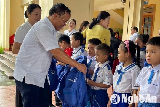 Trao tặng dụng cụ học tập cho trẻ em khó khăn ở huyện Quỳ Châu