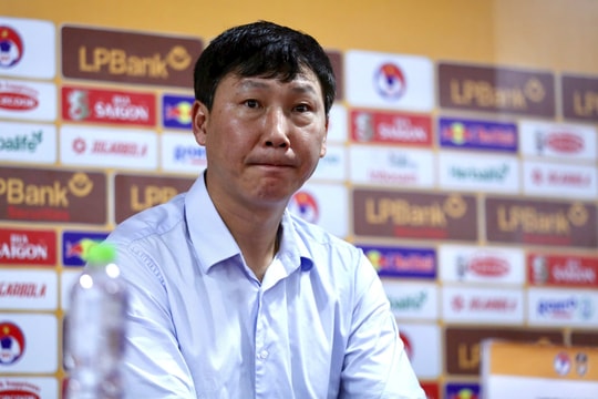 Huấn luyện viên Kim Sang-sik xin lỗi vì không thể thắng tuyển Thái Lan