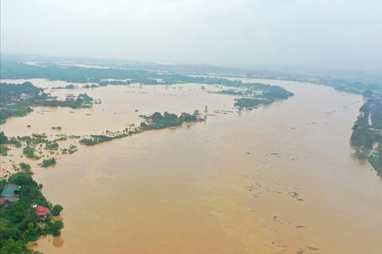 Cảnh bão lũ vượt báo động 3 trên sông một số tỉnh phía Bắc, trên mức lũ lịch sử