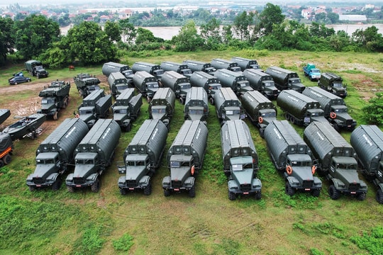 Tập kết hàng trăm thiết bị để lắp cầu phao qua sông Hồng sau vụ sập cầu Phong Châu