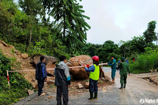 Sạt lở gây chia cắt nhiều tuyến đường miền Tây Nghệ An