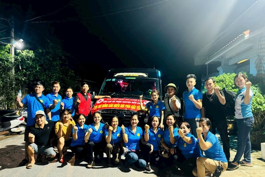 Hội Chữ thập đỏ Nghệ An và các nhóm thiện nguyện sẻ chia với đồng bào vùng lũ tỉnh Yên Bái