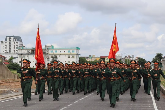 Gặp mặt và động viên lực lượng luyện tập diễu binh