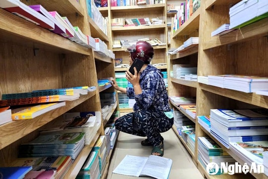 Vào năm học nhưng phụ huynh Nghệ An vẫn 'đỏ mắt' tìm sách giáo khoa