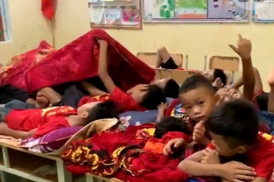 Trường học ở Kỳ Sơn sơ tán trong đêm hàng trăm học sinh để phòng lũ quét