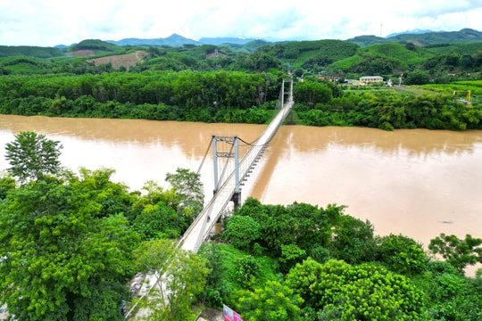 Cảnh báo những cây cầu treo xuống cấp trong mùa lũ ở Nghệ An