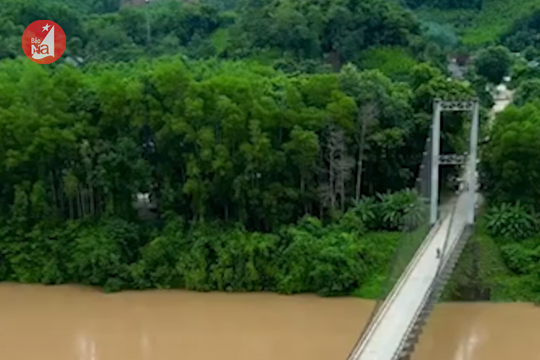 Mùa lũ và cảnh báo hiểm họa đến từ cầu treo