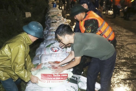 Xuyên đêm chống lũ ở Bắc Ninh và Bắc Giang; 'Lũ chưa từng thấy' khiến 4.000 ngôi nhà ở Phú Thọ bị ngập