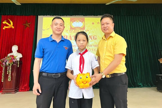 Cháu bé Nghệ An đập lợn đất ủng hộ các tỉnh miền Bắc bị lũ lụt hơn 6 triệu đồng