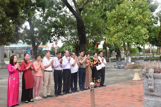 Hội Hỗ trợ gia đình liệt sĩ tỉnh Nghệ An dâng hương tại Khu Di tích Xô viết Nghệ Tĩnh