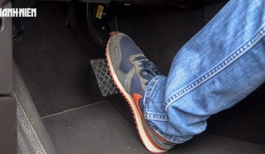 Vì sao trước khi khởi động ô tô số tự động phải đạp phanh?