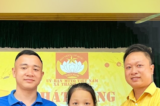 Cháu bé Nghệ An ủng hộ các tỉnh miền Bắc bị lũ lụt hơn 6 triệu đồng từ tiền đập lợn đất