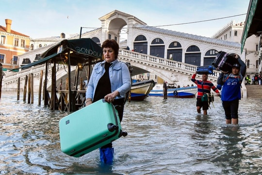 Du khách cần làm gì nếu gặp bão lũ, động đất trên hành trình?