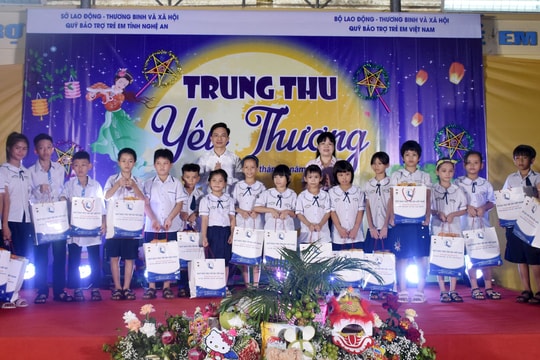 Tặng quà Trung thu cho trẻ em khuyết tật