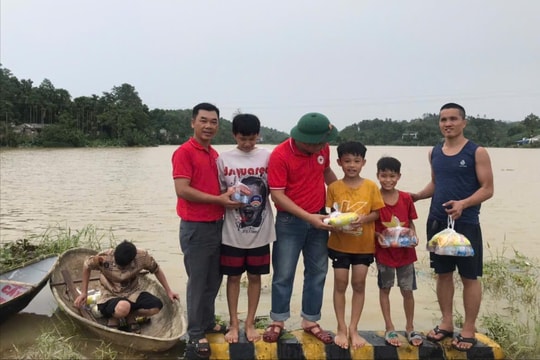 Hội Chữ thập đỏ Nghệ An sẻ chia với người dân vùng lũ Hạ Hòa (Phú Thọ)