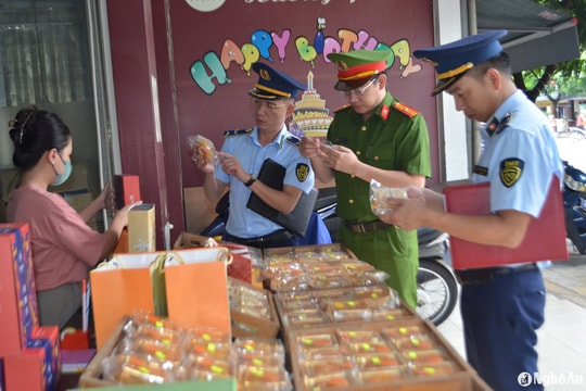 Thu giữ trên 1.700 sản phẩm bánh Trung thu không rõ nguồn gốc tại huyện Hưng Nguyên