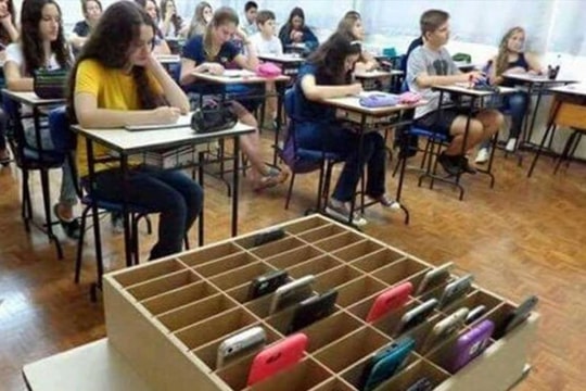 Cuộc 'cách mạng' cấm điện thoại di động trong trường học ở châu Âu