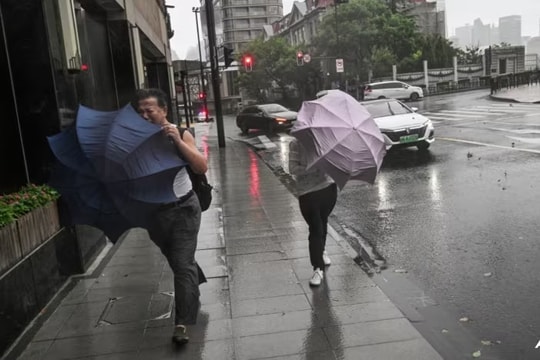 Bão Bebinca mạnh nhất trong 70 năm đổ bộ trung tâm tài chính Trung Quốc