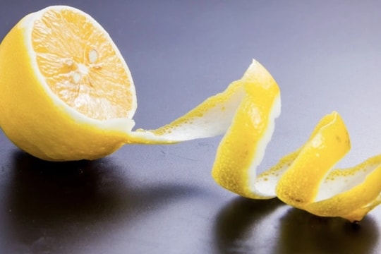 Cần lưu ý gì khi sử dụng vỏ chanh để không gây hại cho cơ thể?