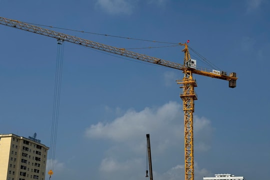 Những cần trục tháp tiềm ẩn mất an toàn ở thành phố Vinh