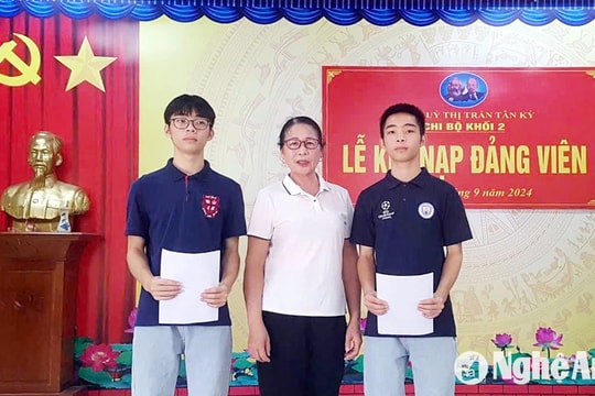 Anh em sinh đôi ở Nghệ An cùng được kết nạp Đảng