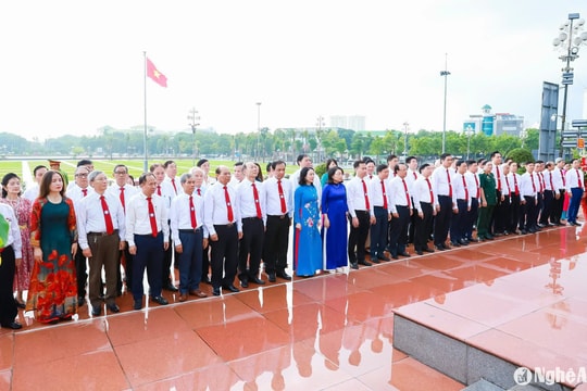 Đoàn đại biểu dự Đại hội đại biểu Liên hiệp Các tổ chức hữu nghị tỉnh Nghệ An dâng hoa tại Quảng trường Hồ Chí Minh