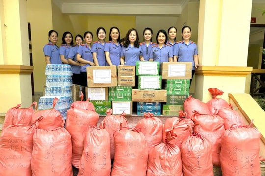 Đoàn viên, người lao động thuộc Công đoàn Viên chức ủng hộ bà con vùng lũ 1,8 tỷ đồng