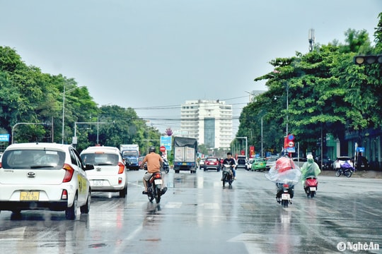 Nhiều tuyến đường thành phố Vinh thoát nước nhanh sau mưa lớn