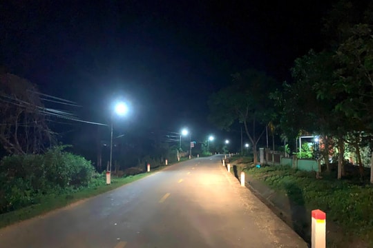 'Ánh điện an ninh' - sáng đẹp đường quê