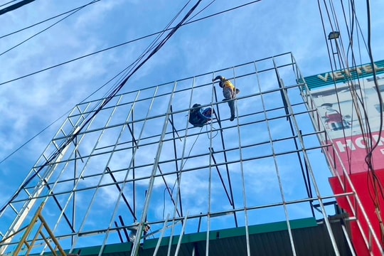 Nỗi lo từ biển quảng cáo ngoài trời trong mùa mưa bão