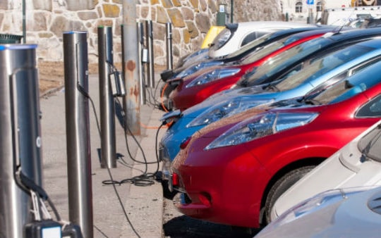 Na Uy: Quốc gia đầu tiên trên thế giới có số lượng xe điện vượt xe xăng