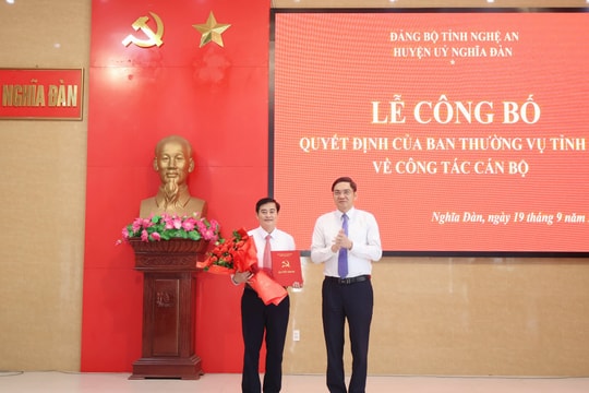 Trao quyết định chuẩn y đồng chí Lê Thái Hùng giữ chức Phó Bí thư Thường trực Huyện uỷ Nghĩa Đàn