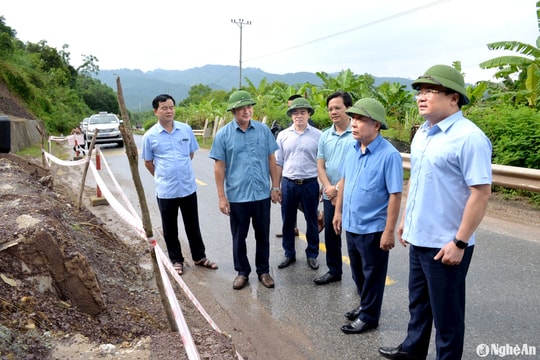 Phó Chủ tịch UBND tỉnh Nguyễn Văn Đệ kiểm tra công tác ứng phó bão số 4 tại huyện Quỳ Châu