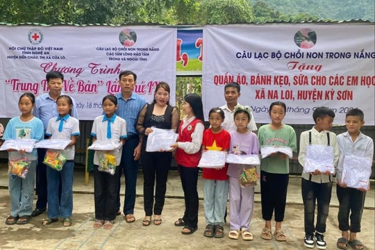 Trao hơn 400 suất quà cho học sinh xã Na Loi , huyện Kỳ Sơn